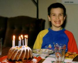 Jan mit Geburtstagstorte mit 8 Kerzen