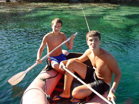 Jan mit Bruder auf dem Boot in Griechenland