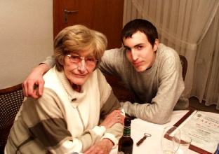 Mit der Oma Luzia im Dezember 2004